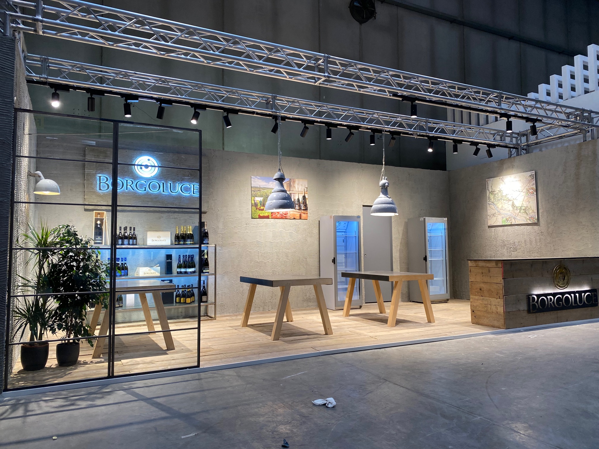 Stand Borgoluce a Vinitaly: banco, tavoli e area di esposizione dei vini.