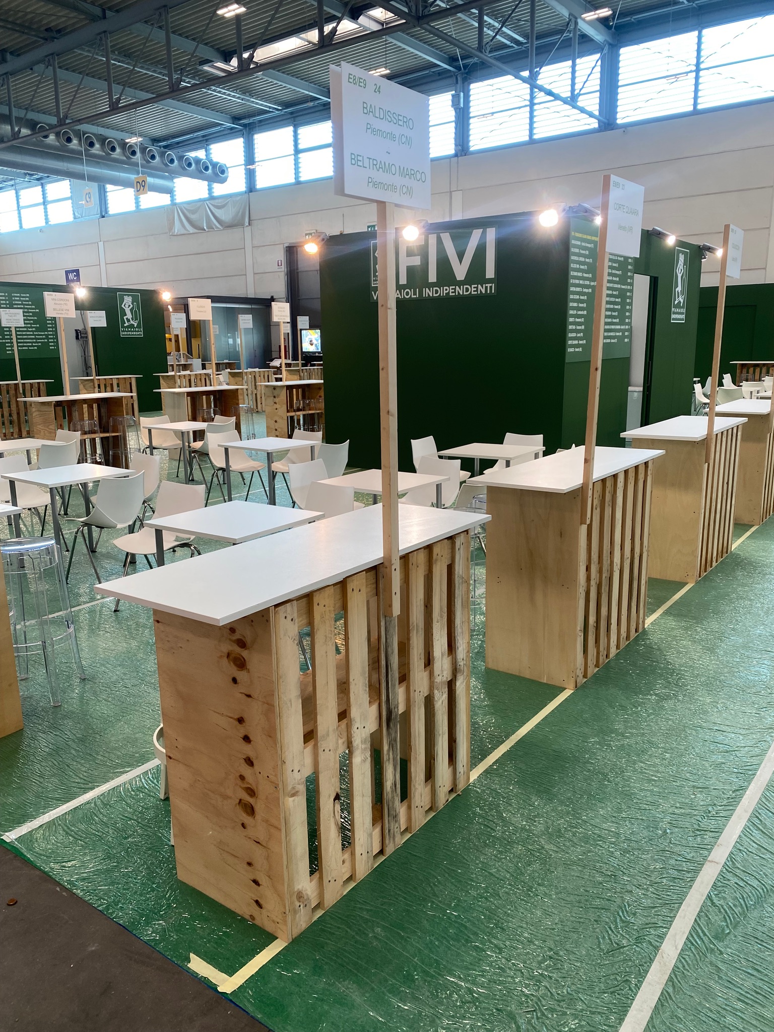 Strutture in legno delle postazioni dei vignaioli nell'area FIVI a Vinitaly.