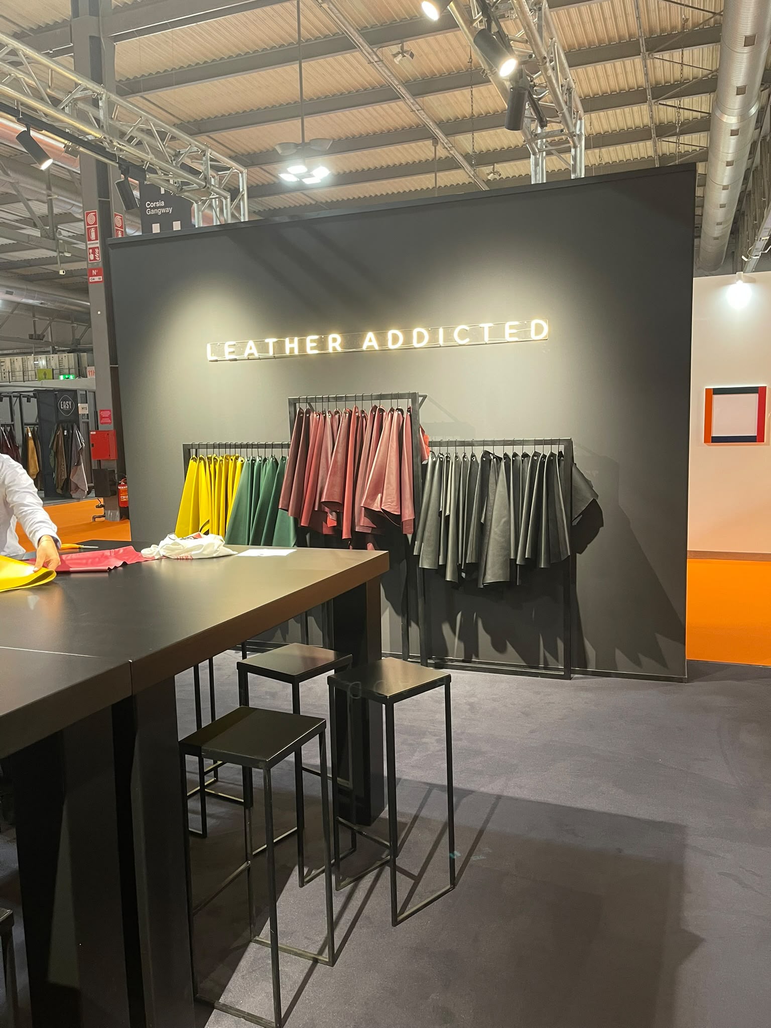 Interno dello stand Conceria Gaiera a Lineapelle, settembre 2026, con tavolo e campionari.