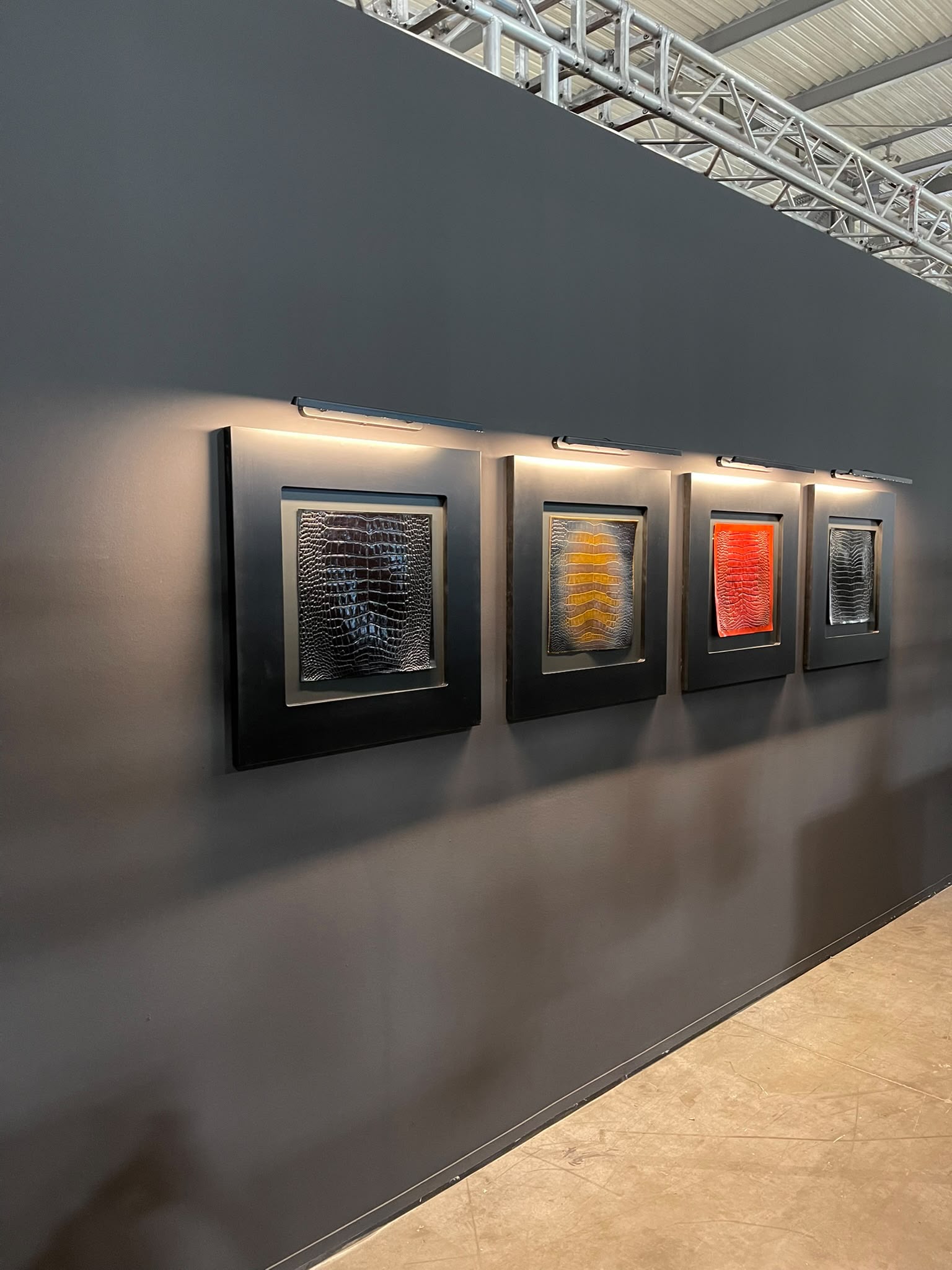 Pelli esposte in cornici illuminate nello stand Conceria Gaiera a Lineapelle, settembre 2026.