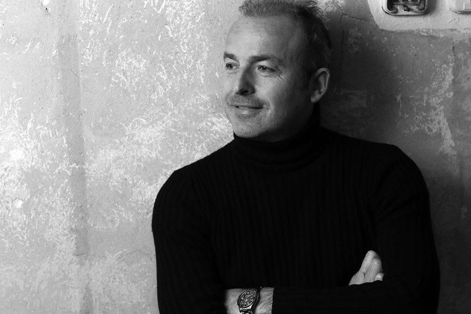 Ritratto in bianco e nero di Nicola Sarti, referente di DEVISU12.