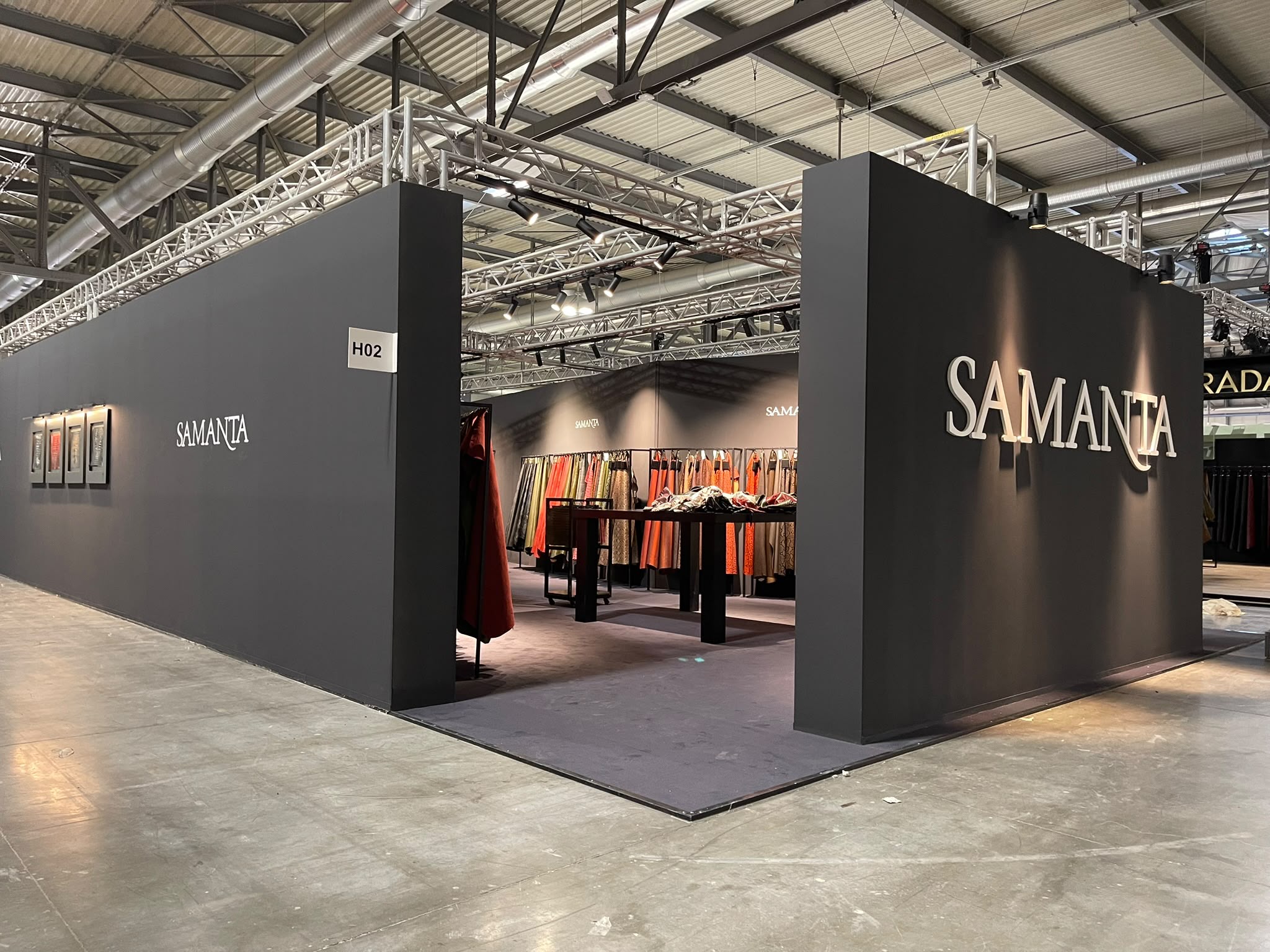 Ingresso dello stand Conceria Samanta a Lineapelle, settembre 2026, con logo e campionari di pelli.