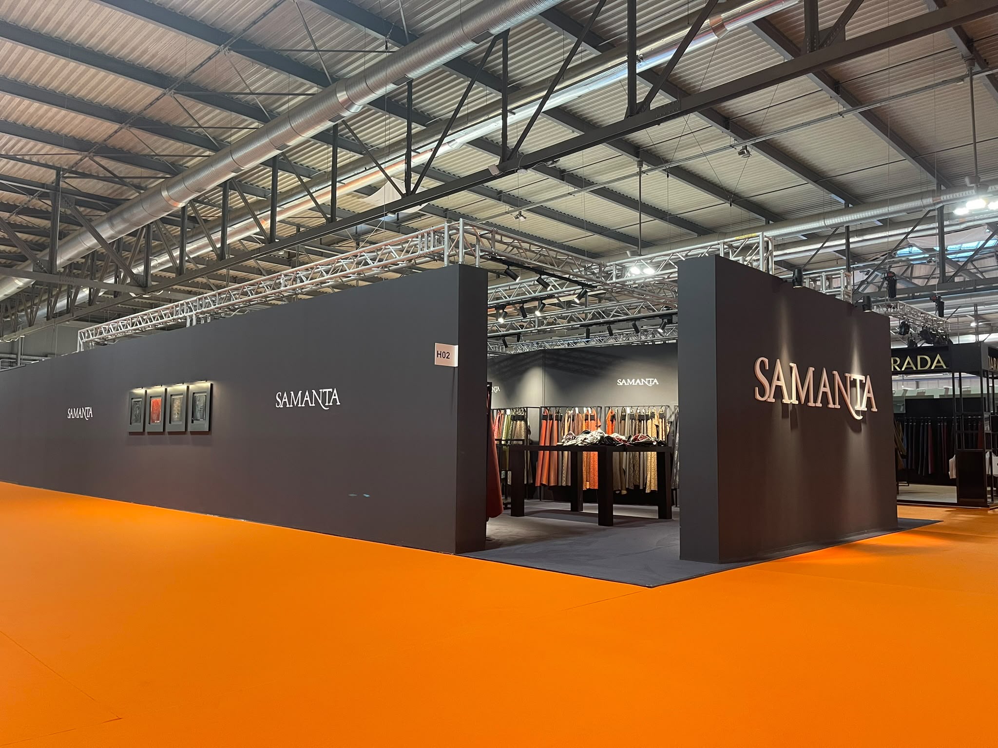 Vista completa dello stand Conceria Samanta a Lineapelle, settembre 2026.