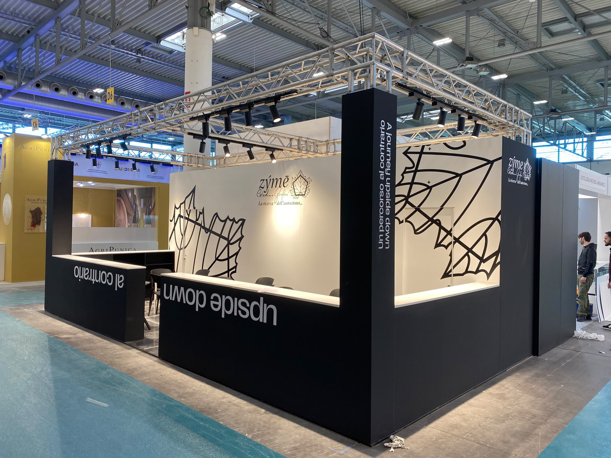 Stand Zýmē a Vinitaly 2026: vista esterna con banchi, logo e pareti grafiche.